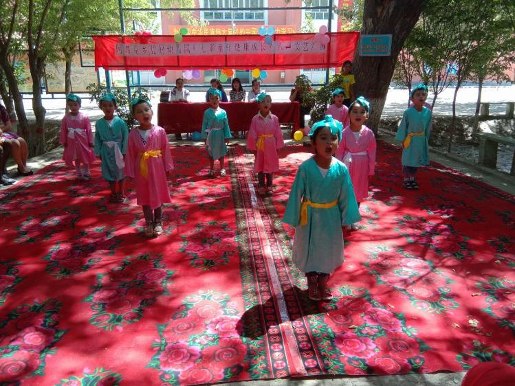 12村幼儿园孩子们表演中华优秀传统文化节目